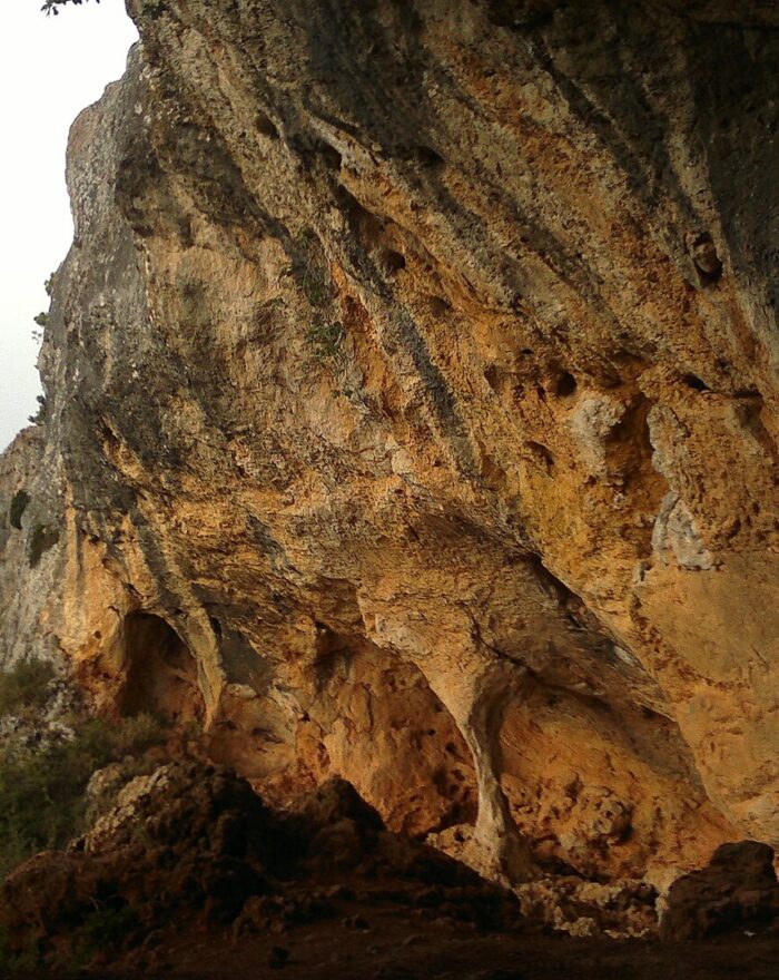 Cova de Bolumini desde el camping de Mariola (Alicante)