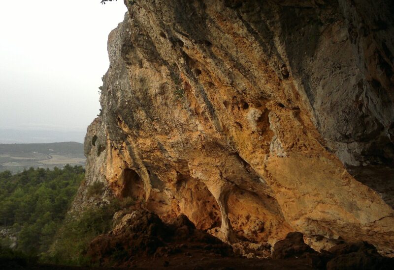 Cova de Bolumini desde el camping de Mariola (Alicante)