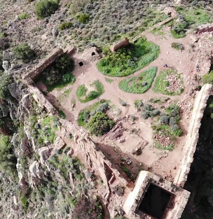 Castillo de Serra a vista de dron (Sierra Calderona, Valencia)