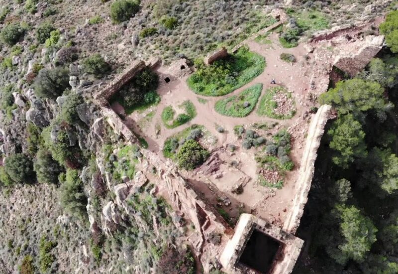 Castillo de Serra a vista de dron (Sierra Calderona, Valencia)